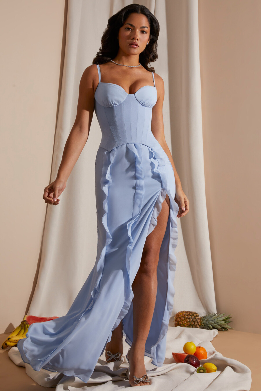 vestido longo azul com saia e babados estilo corset