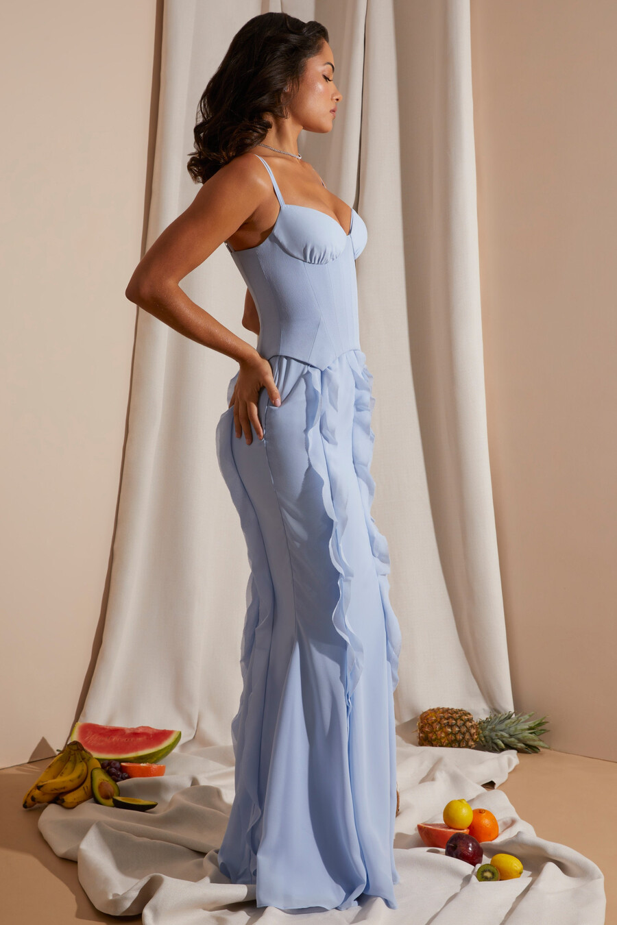 vestido longo azul com saia e babados estilo corset