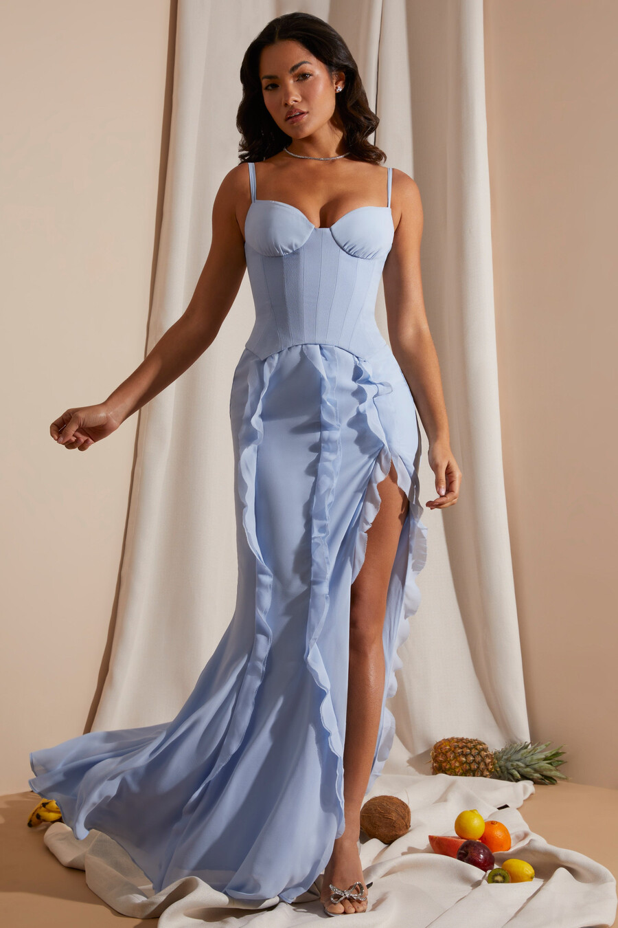 vestido longo azul com saia e babados estilo corset