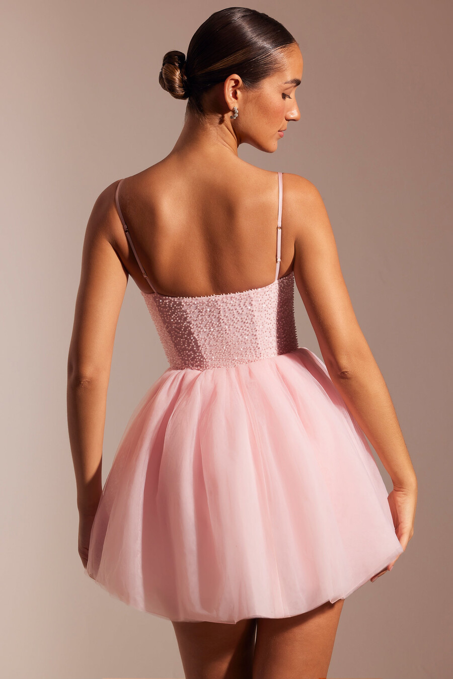 vestido curto com saia de tule e corpete bordado na cor rosa claro.
