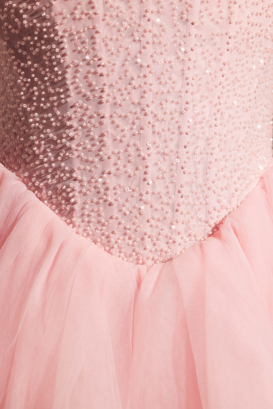vestido curto com saia de tule e corpete bordado na cor rosa claro.