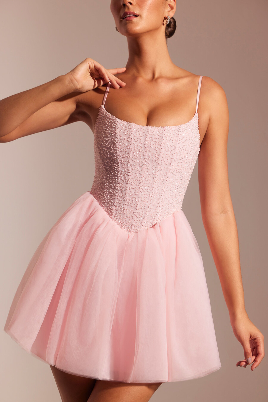 vestido curto com saia de tule e corpete bordado na cor rosa claro.