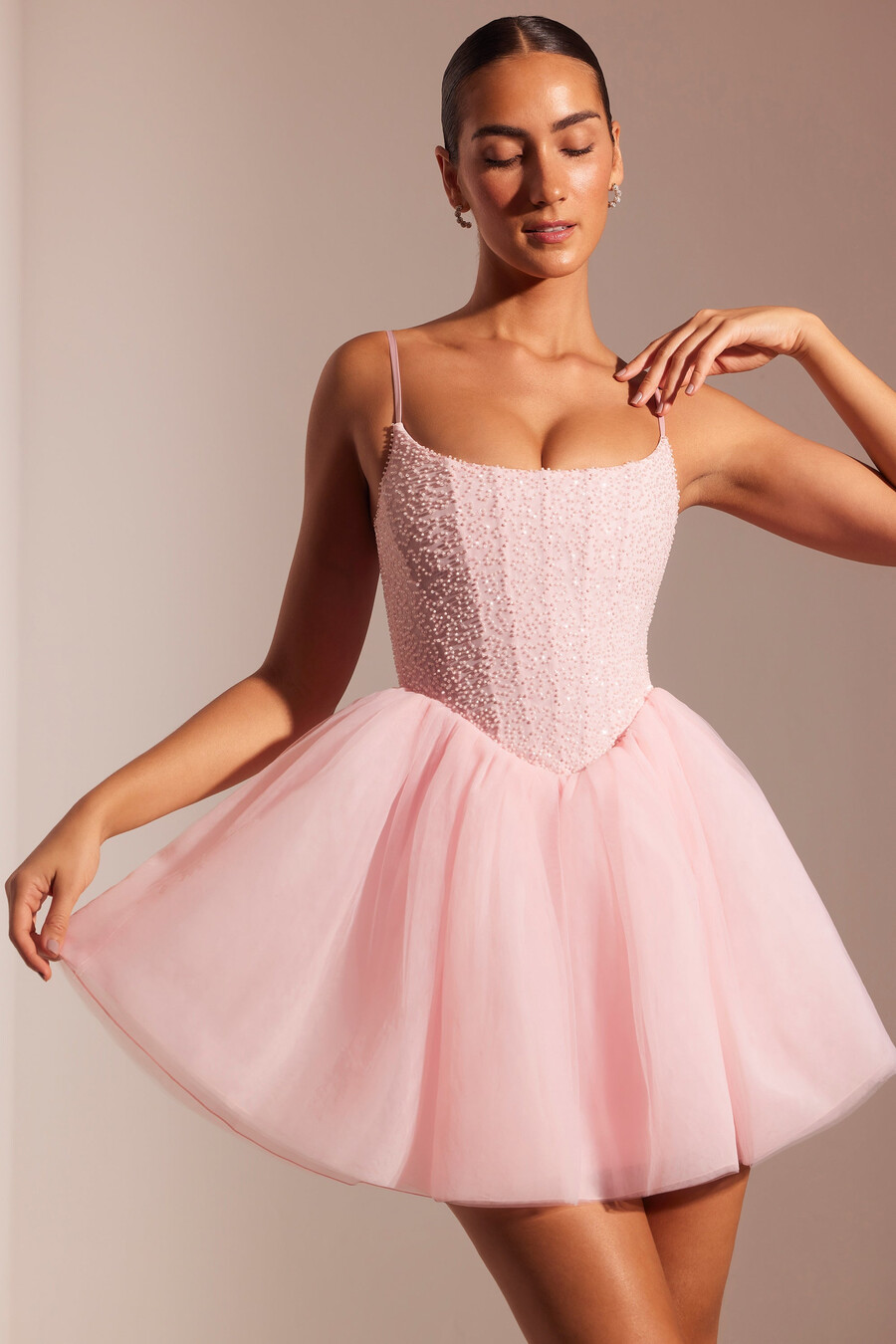 vestido curto com saia de tule e corpete bordado na cor rosa claro.