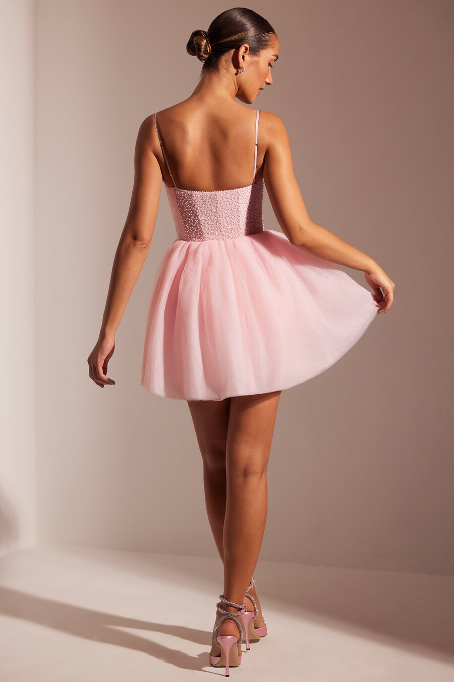 vestido curto com saia de tule e corpete bordado na cor rosa claro.