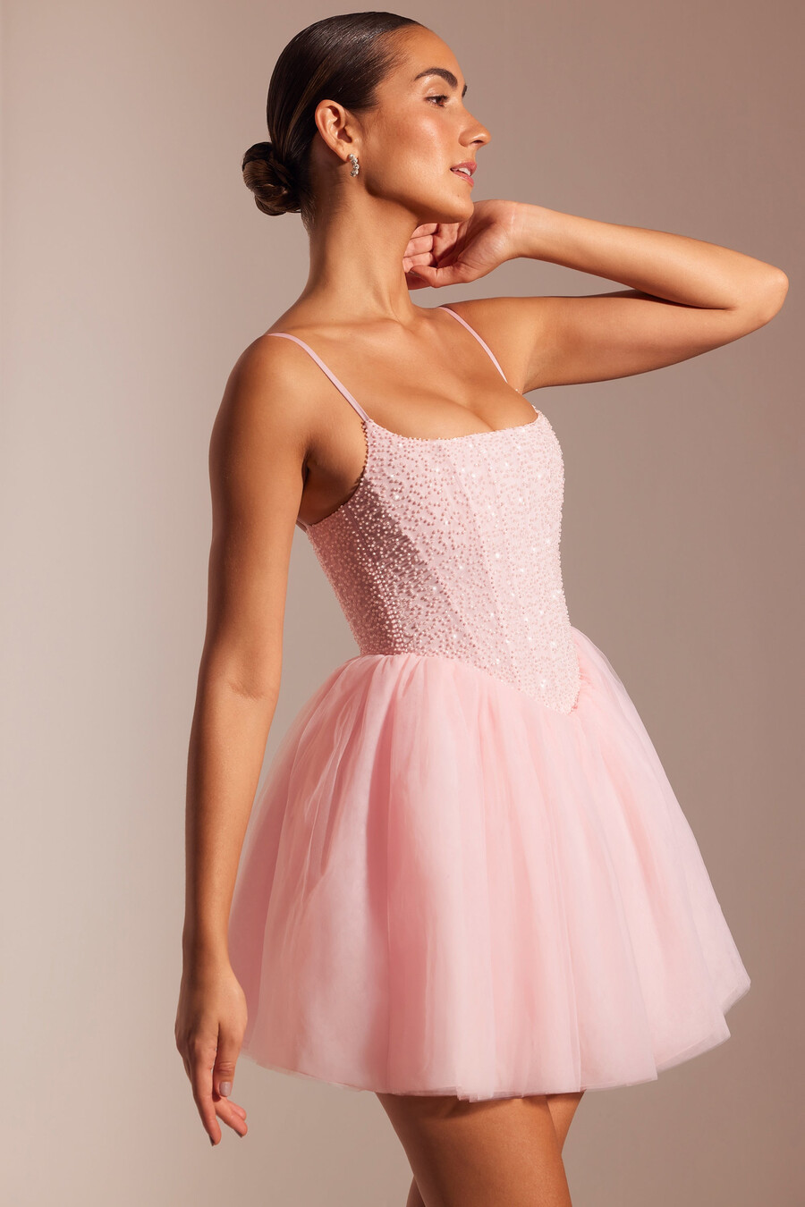 vestido curto com saia de tule e corpete bordado na cor rosa claro.