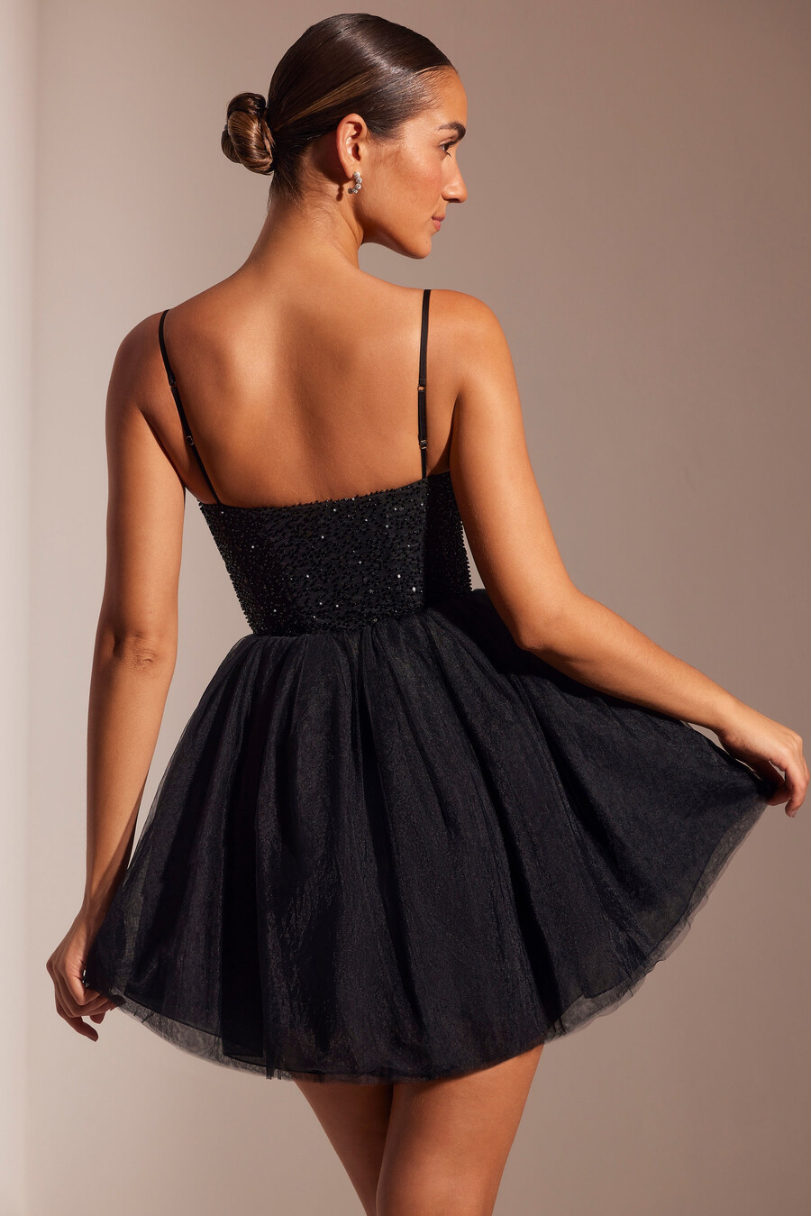 vestido curto preto com saia de tule e corpete bordado.