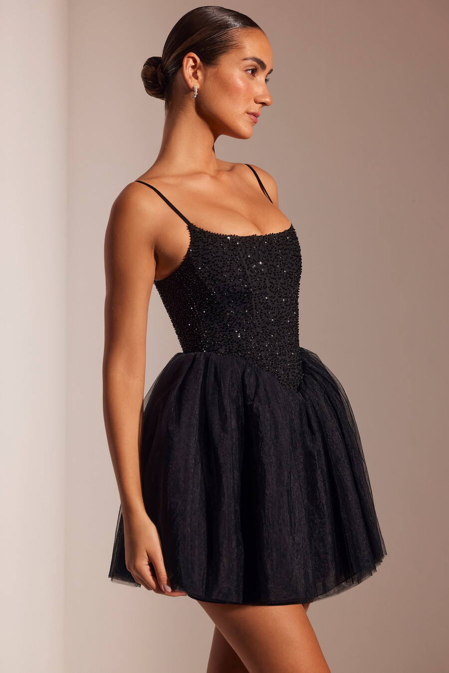 vestido curto preto com saia de tule e corpete bordado.