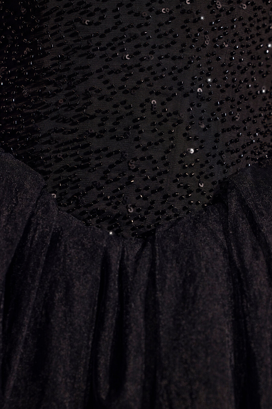 vestido curto preto com saia de tule e corpete bordado.