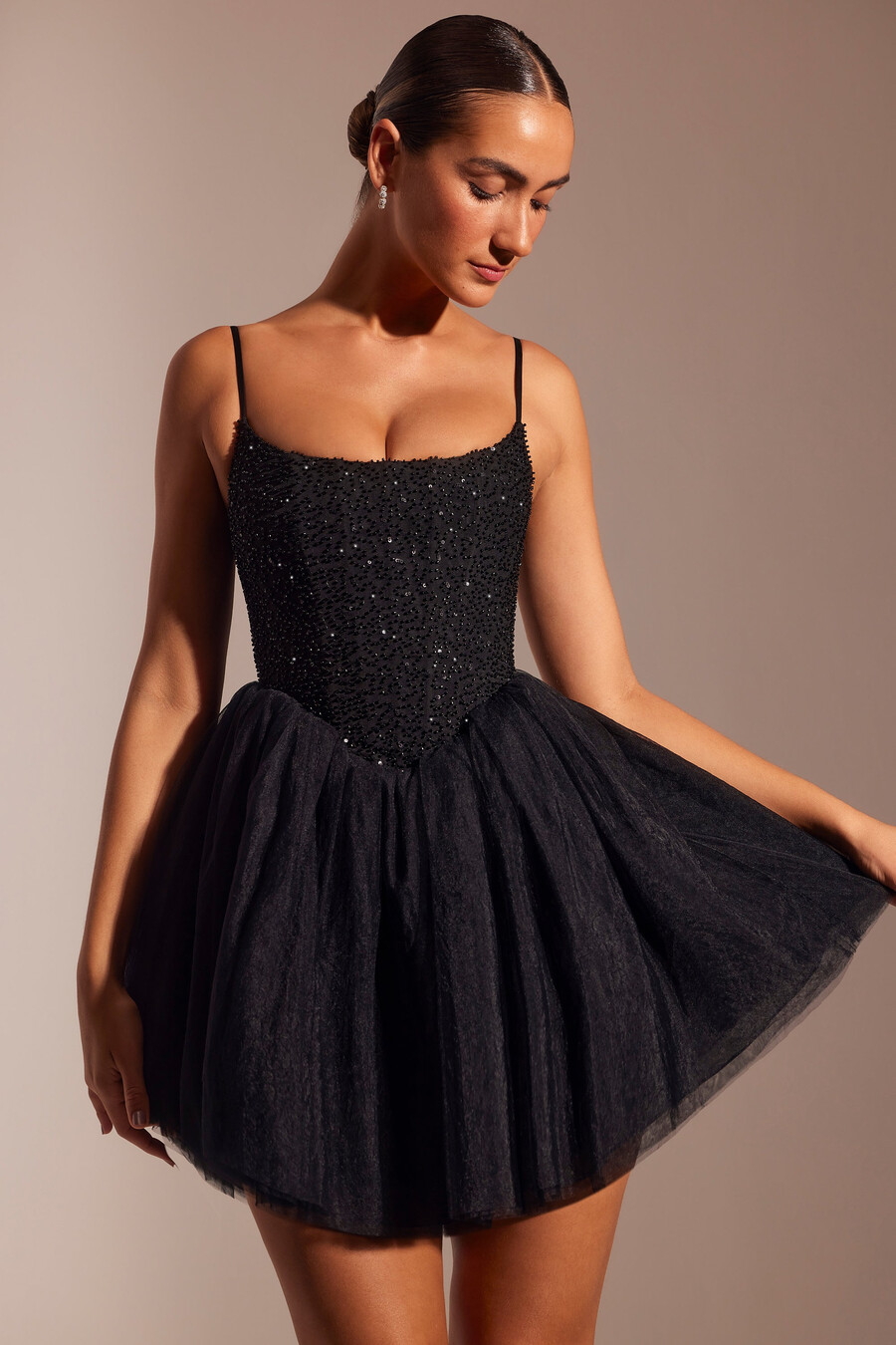 vestido curto preto com saia de tule e corpete bordado.