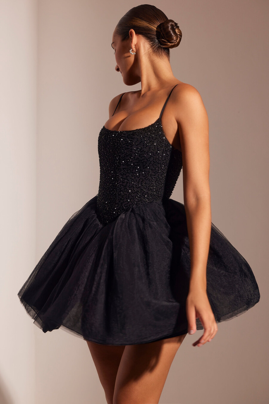 vestido curto preto com saia de tule e corpete bordado.