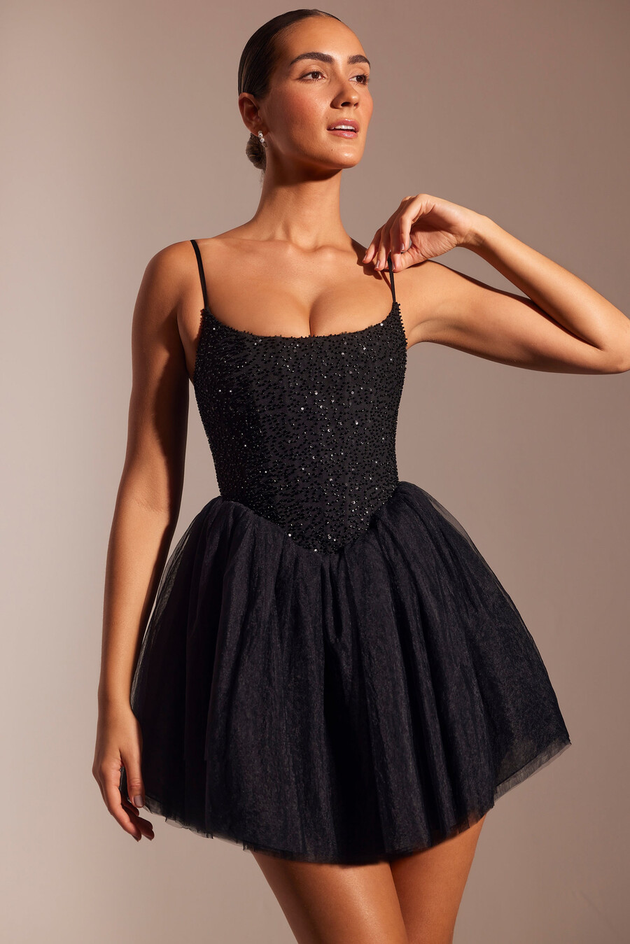 vestido curto preto com saia de tule e corpete bordado.