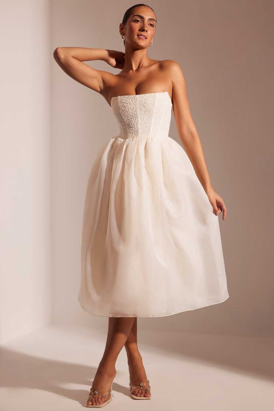 vestido midi com saia de tule e corpete bordado na cor marfim.
