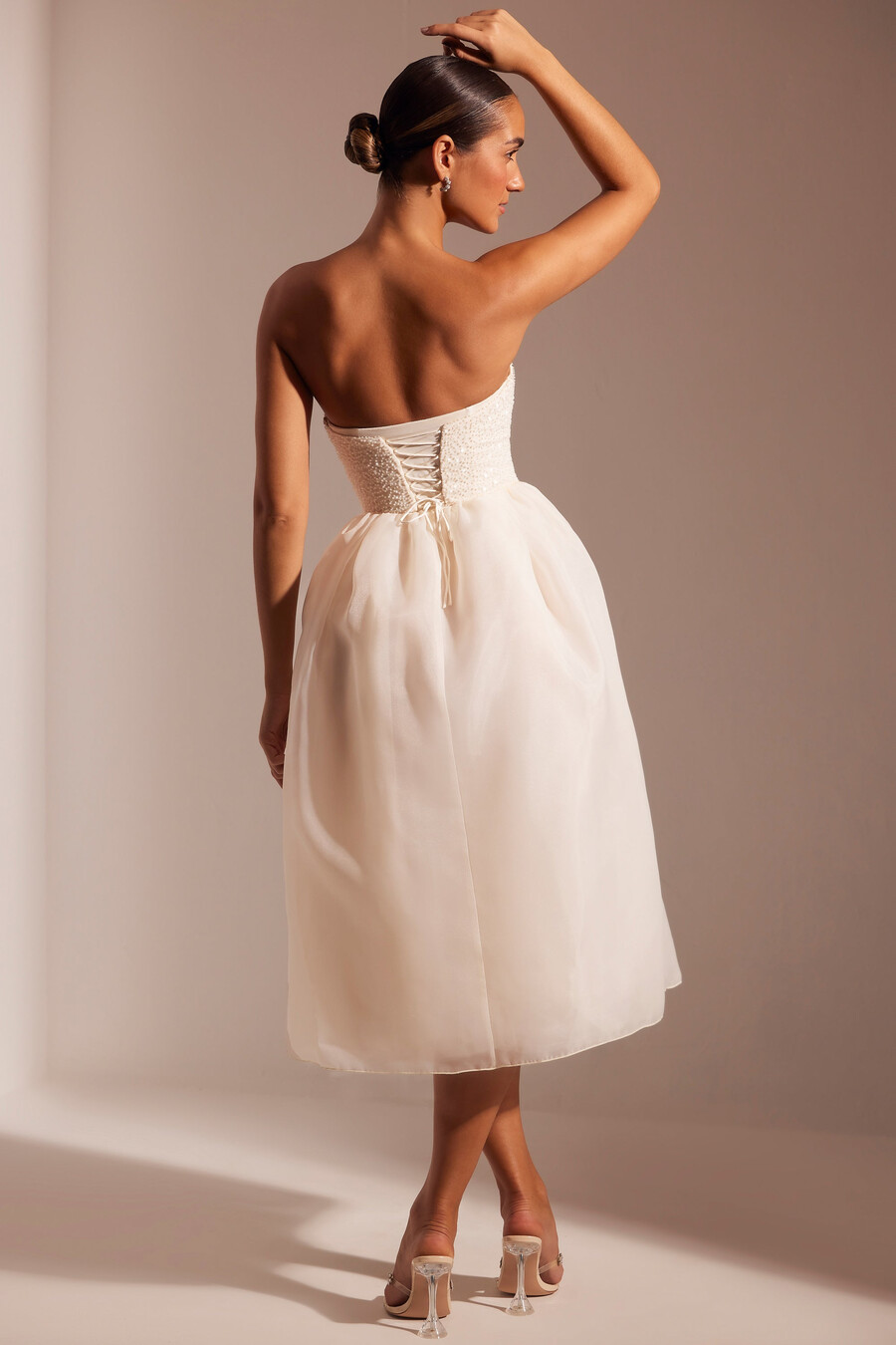vestido midi com saia de tule e corpete bordado na cor marfim.