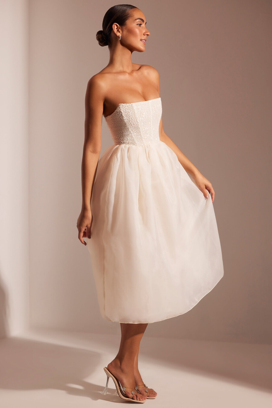 vestido midi com saia de tule e corpete bordado na cor marfim.