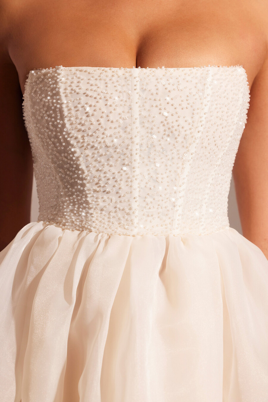 vestido midi com saia de tule e corpete bordado na cor marfim.