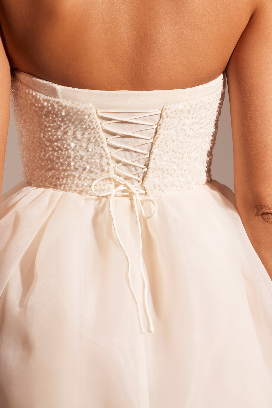 vestido midi com saia de tule e corpete bordado na cor marfim.