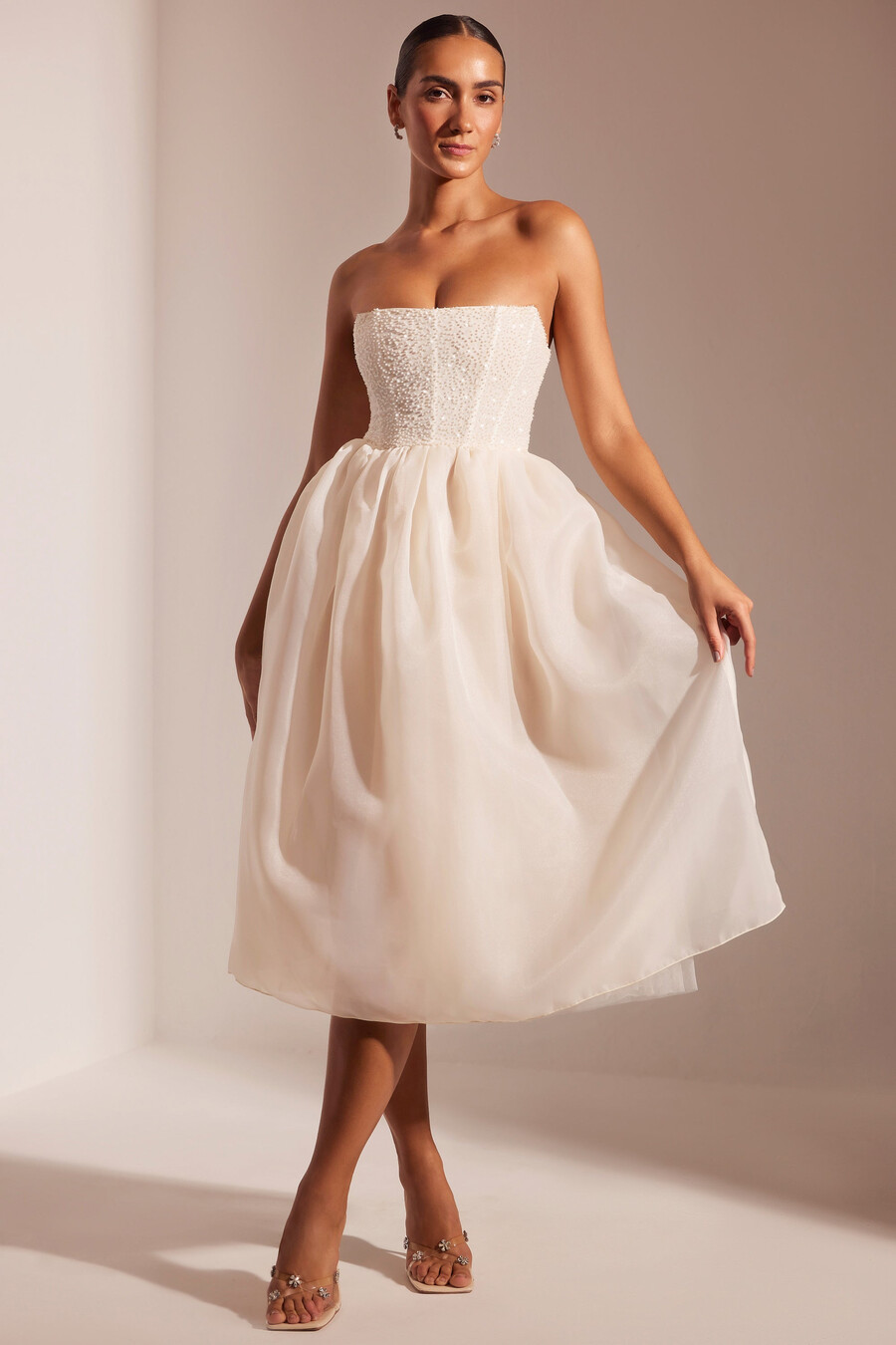 vestido midi com saia de tule e corpete bordado na cor marfim.