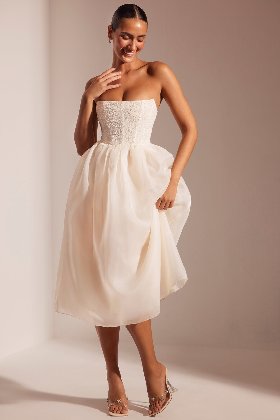 vestido midi com saia de tule e corpete bordado na cor marfim.