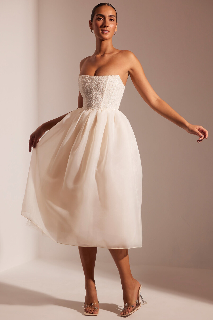 vestido midi com saia de tule e corpete bordado na cor marfim.
