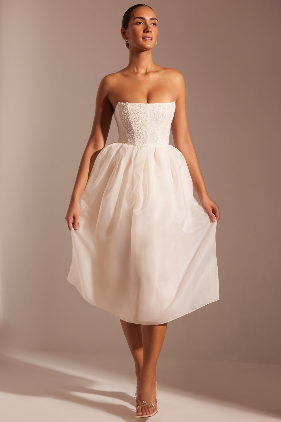 vestido midi com saia de tule e corpete bordado na cor marfim.