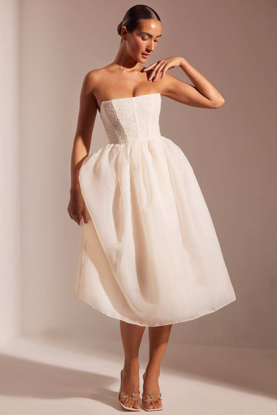 vestido midi com saia de tule e corpete bordado na cor marfim.