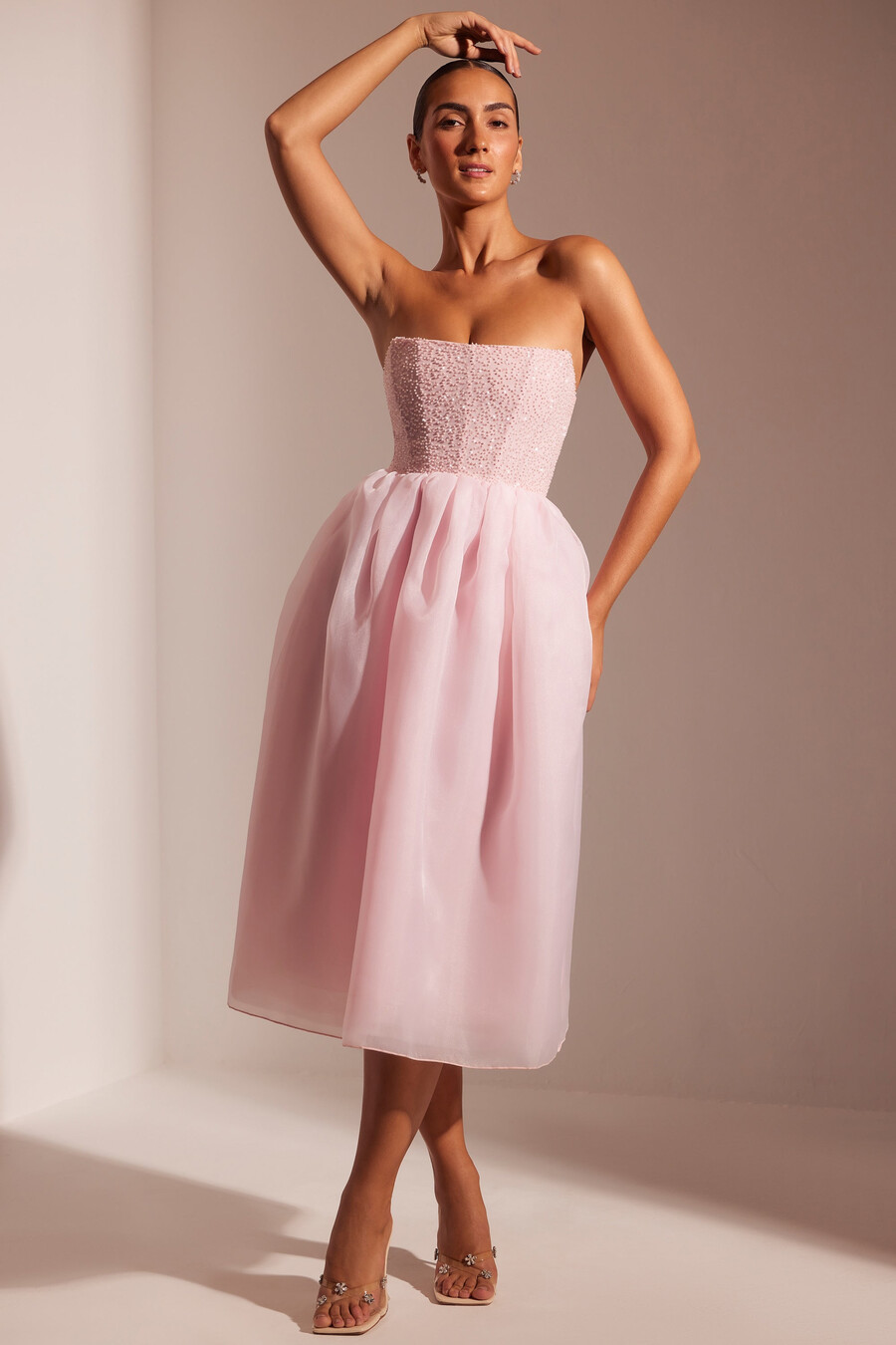 vestido midi com saia de tule e corpete bordado na cor rosa claro.