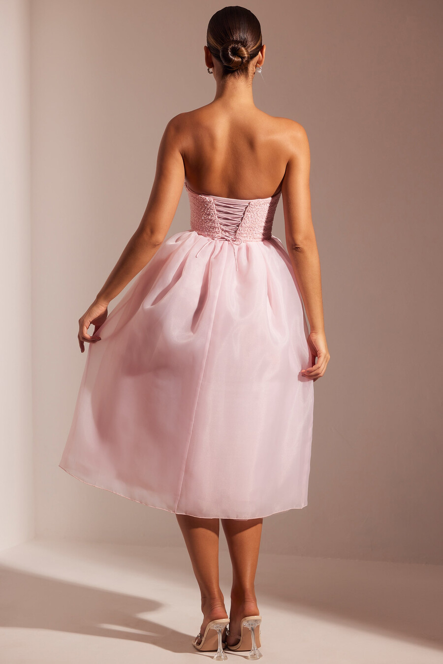 vestido midi com saia de tule e corpete bordado na cor rosa claro.