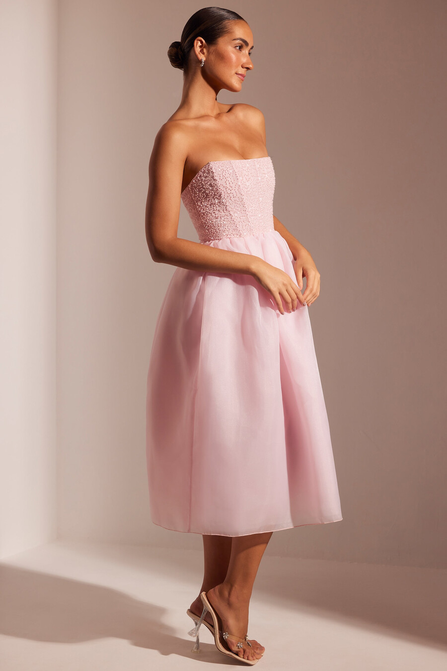 vestido midi com saia de tule e corpete bordado na cor rosa claro.