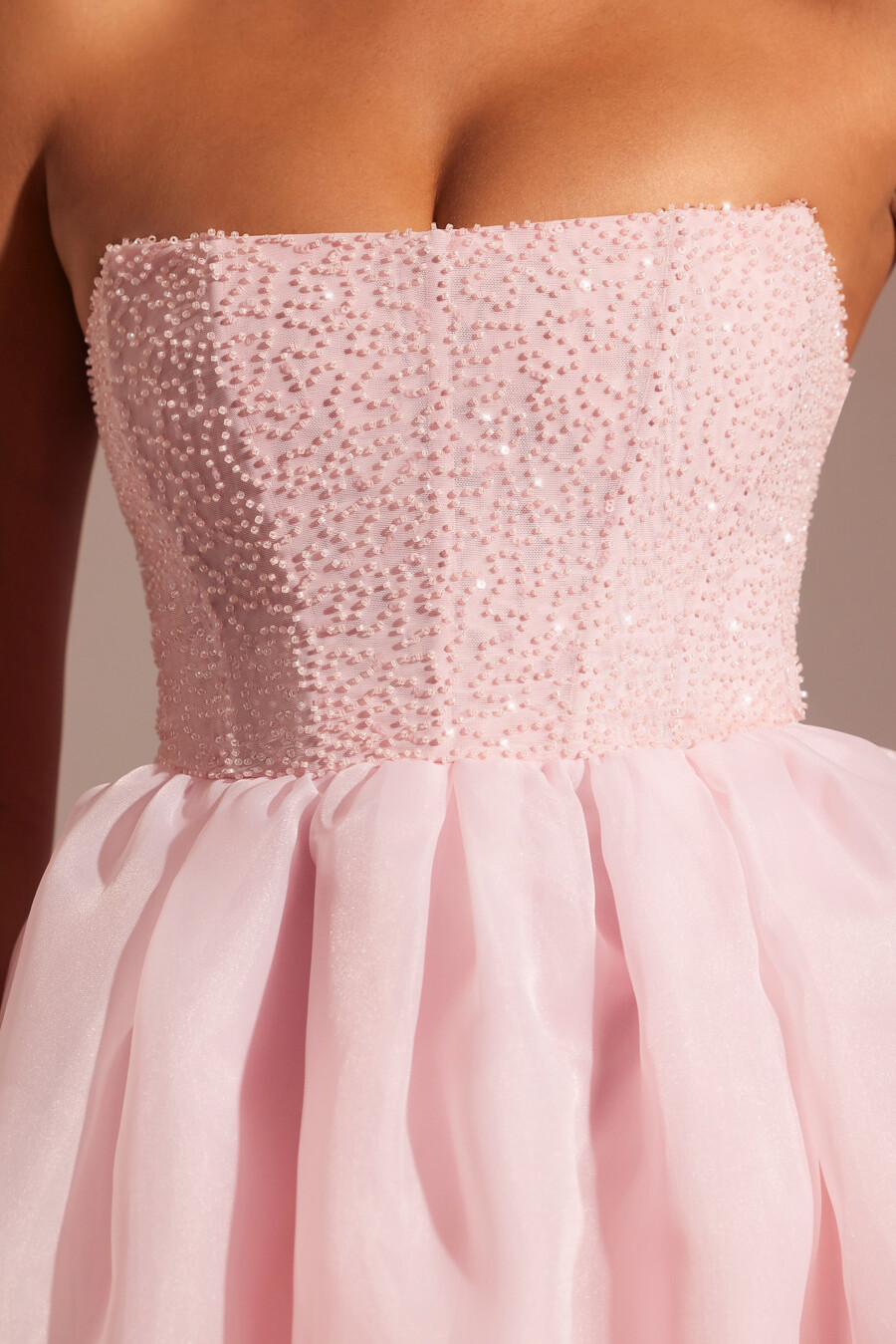 vestido midi com saia de tule e corpete bordado na cor rosa claro.