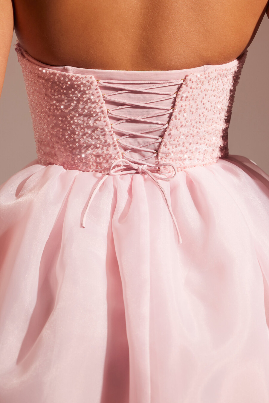 vestido midi com saia de tule e corpete bordado na cor rosa claro.