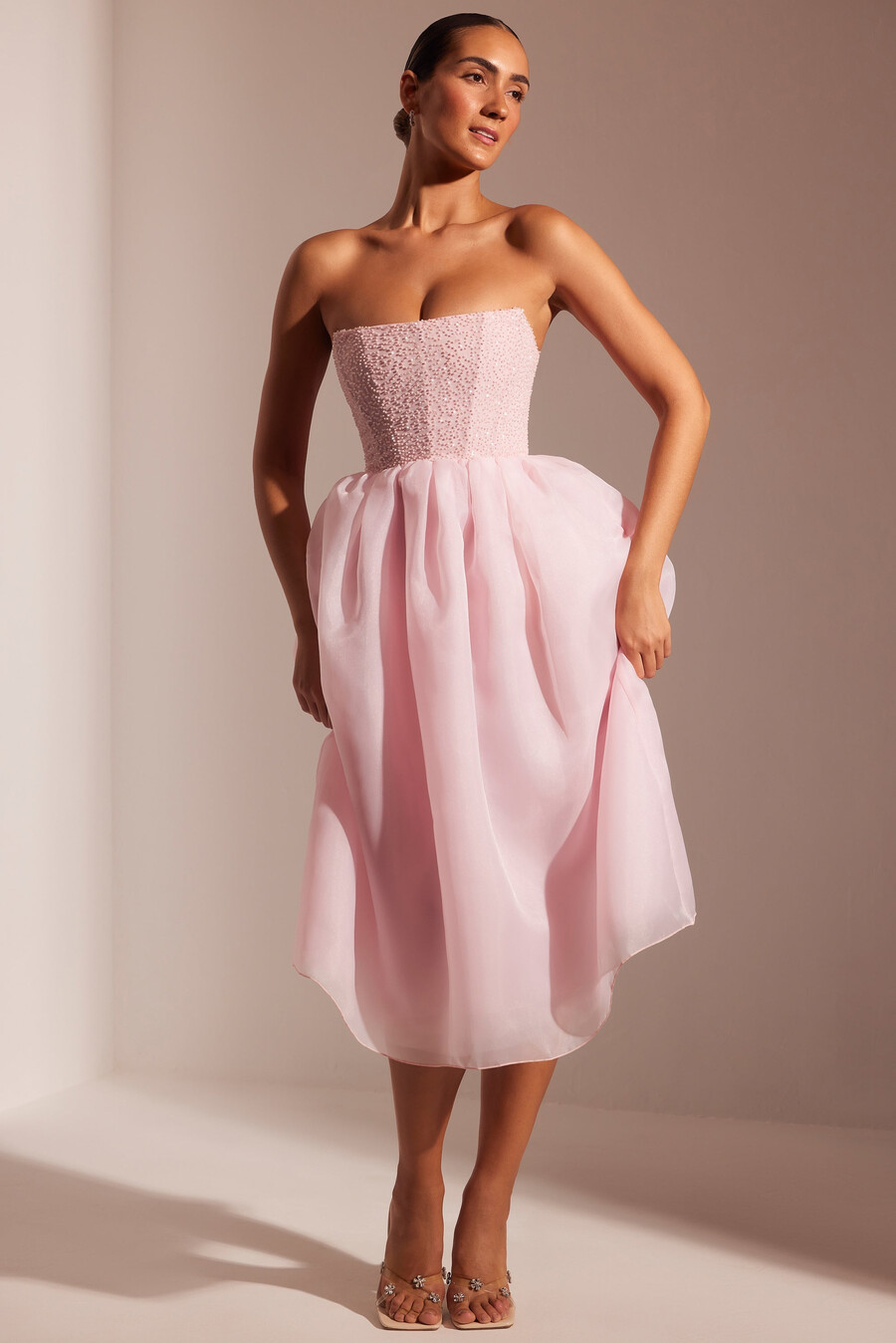 vestido midi com saia de tule e corpete bordado na cor rosa claro.
