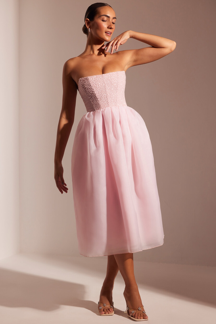 vestido midi com saia de tule e corpete bordado na cor rosa claro.
