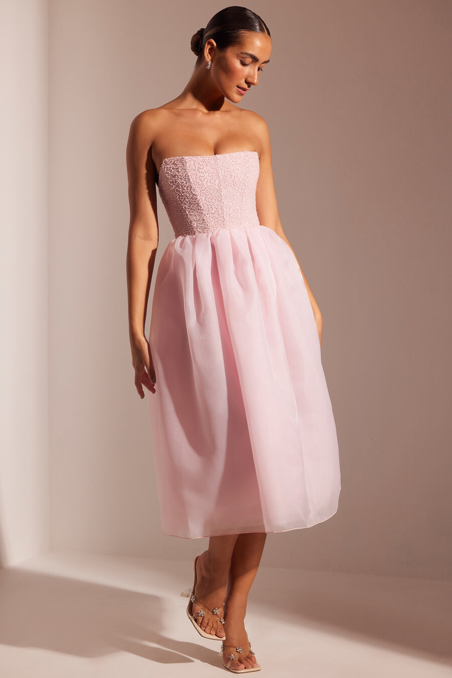 vestido midi com saia de tule e corpete bordado na cor rosa claro.