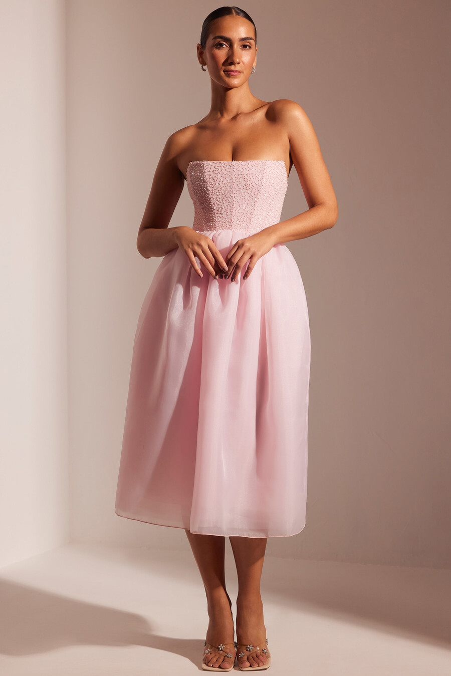 vestido midi com saia de tule e corpete bordado na cor rosa claro.