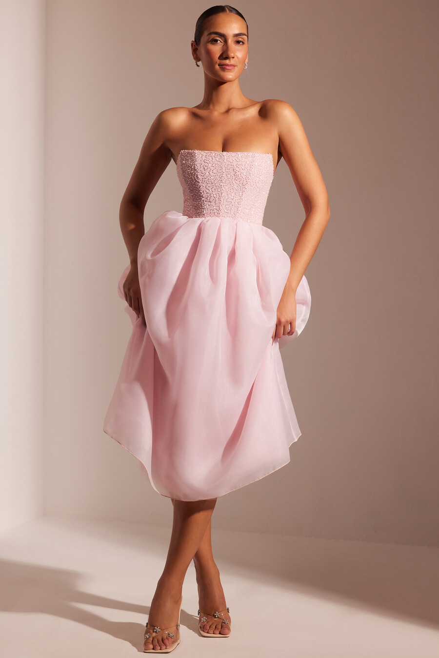 vestido midi com saia de tule e corpete bordado na cor rosa claro.