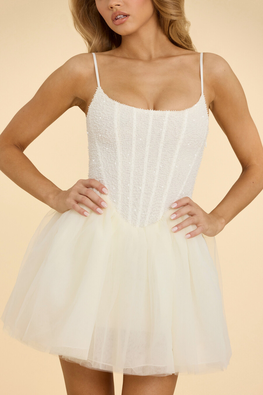 vestido curto branco com saia de tule e corpete bordado.