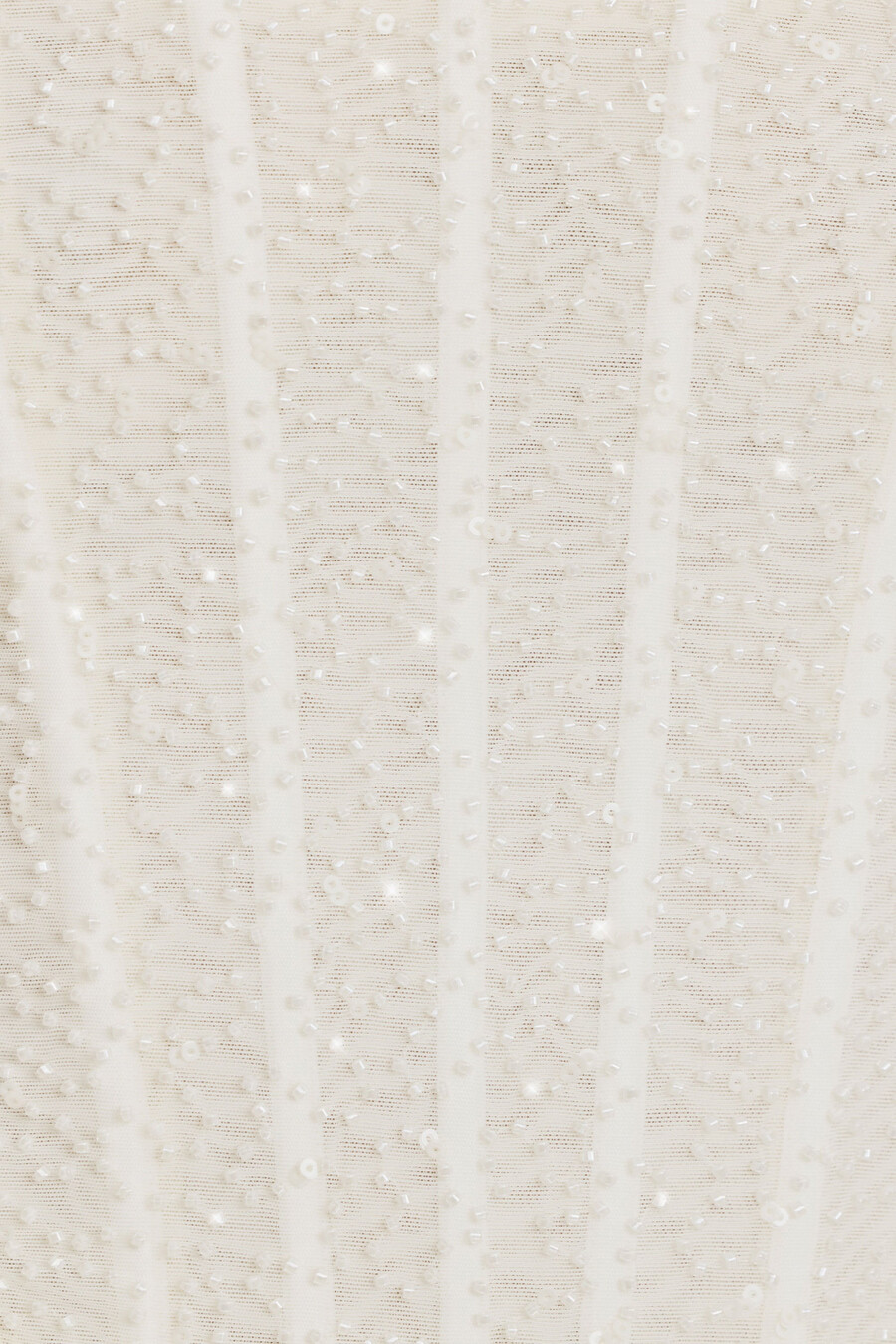 vestido curto branco com saia de tule e corpete bordado.
