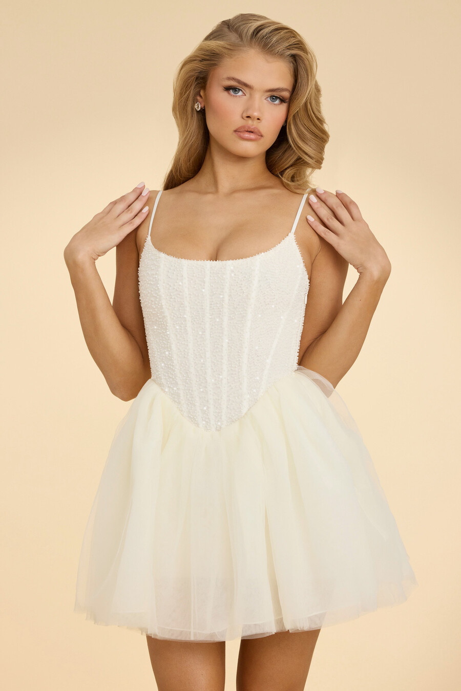 vestido curto branco com saia de tule e corpete bordado.