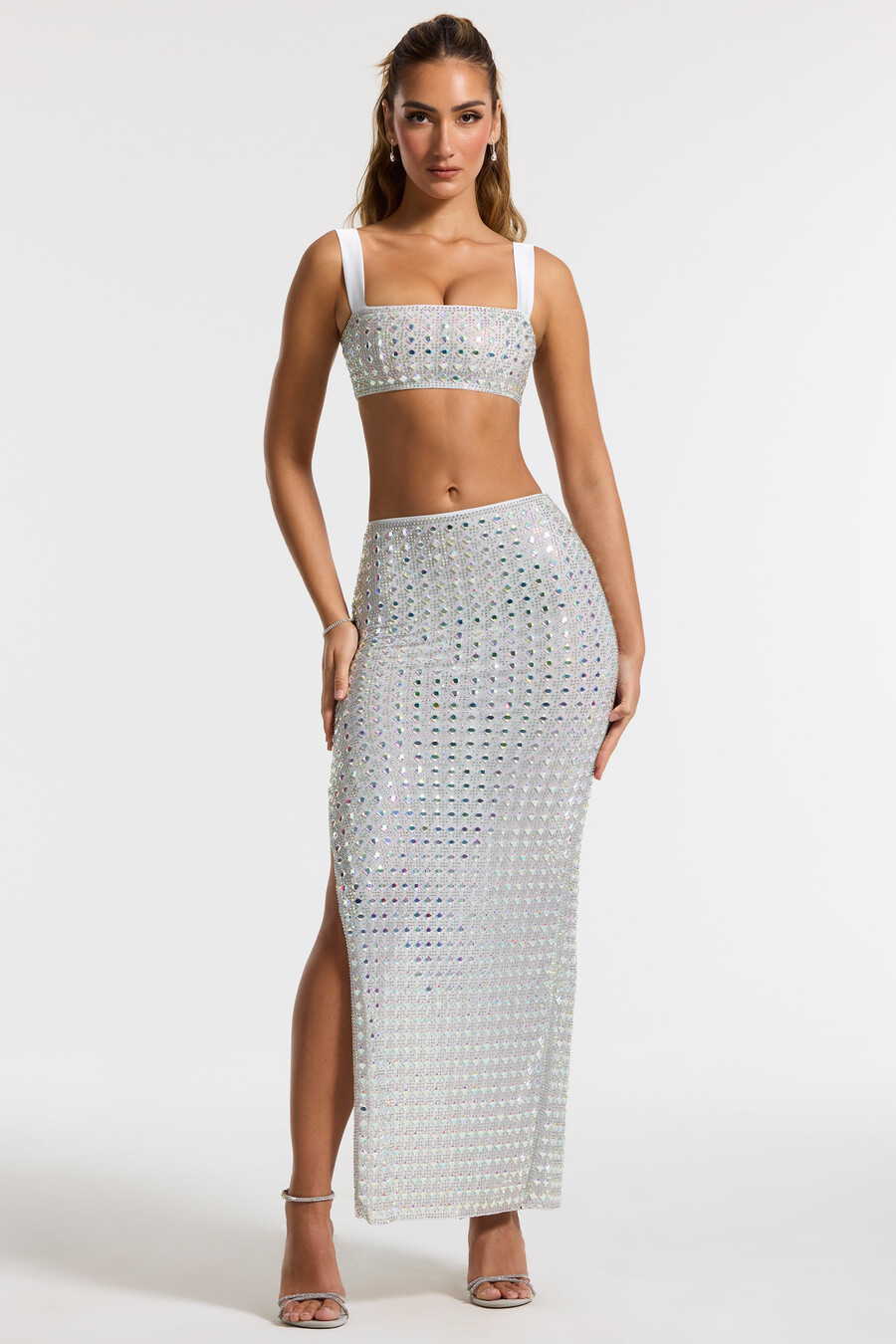 vestido midi com saia bordada em prata.