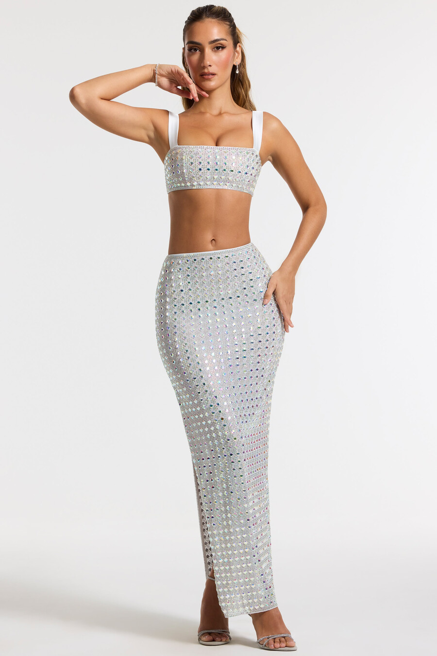vestido midi com saia bordada em prata.