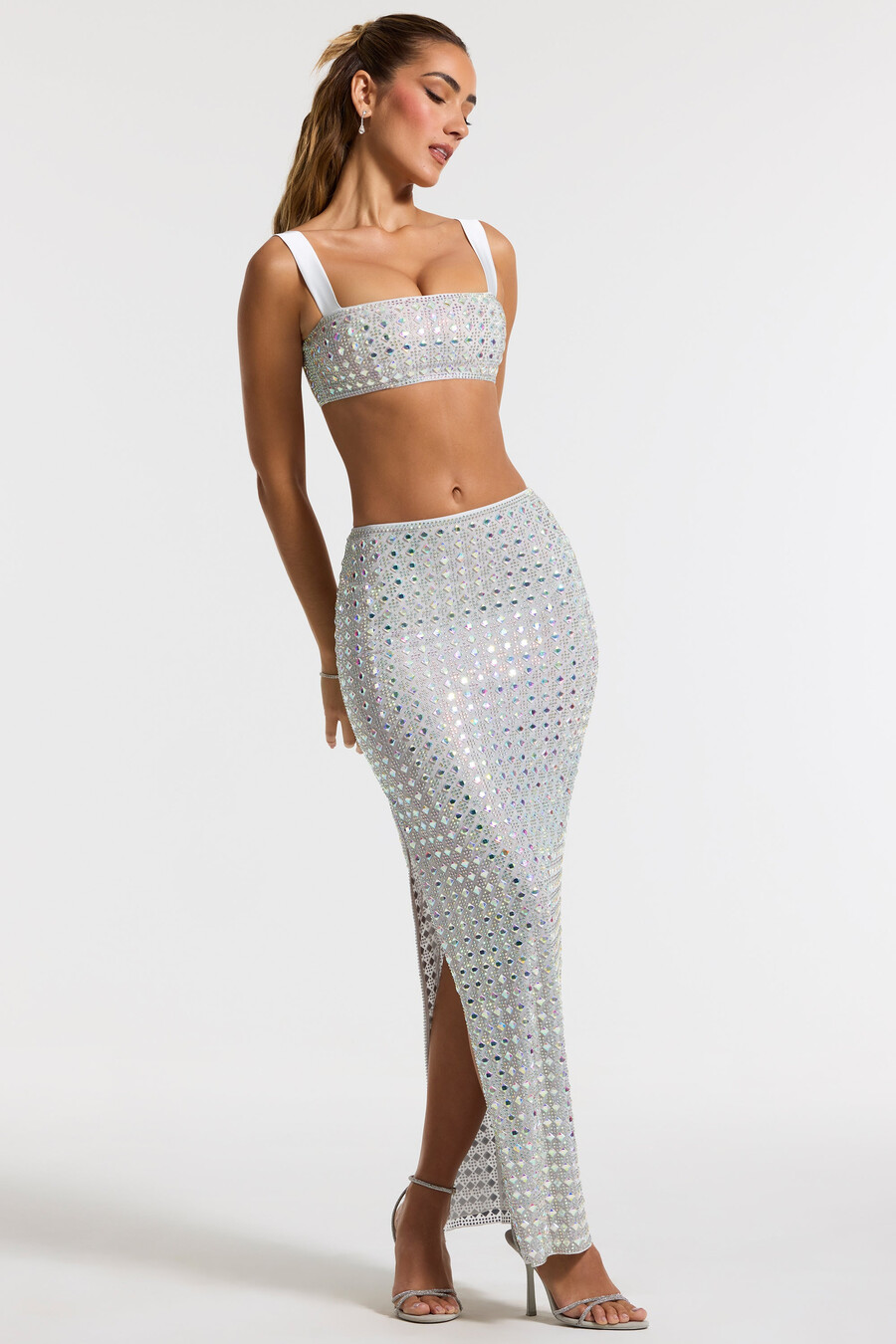 vestido midi com saia bordada em prata.