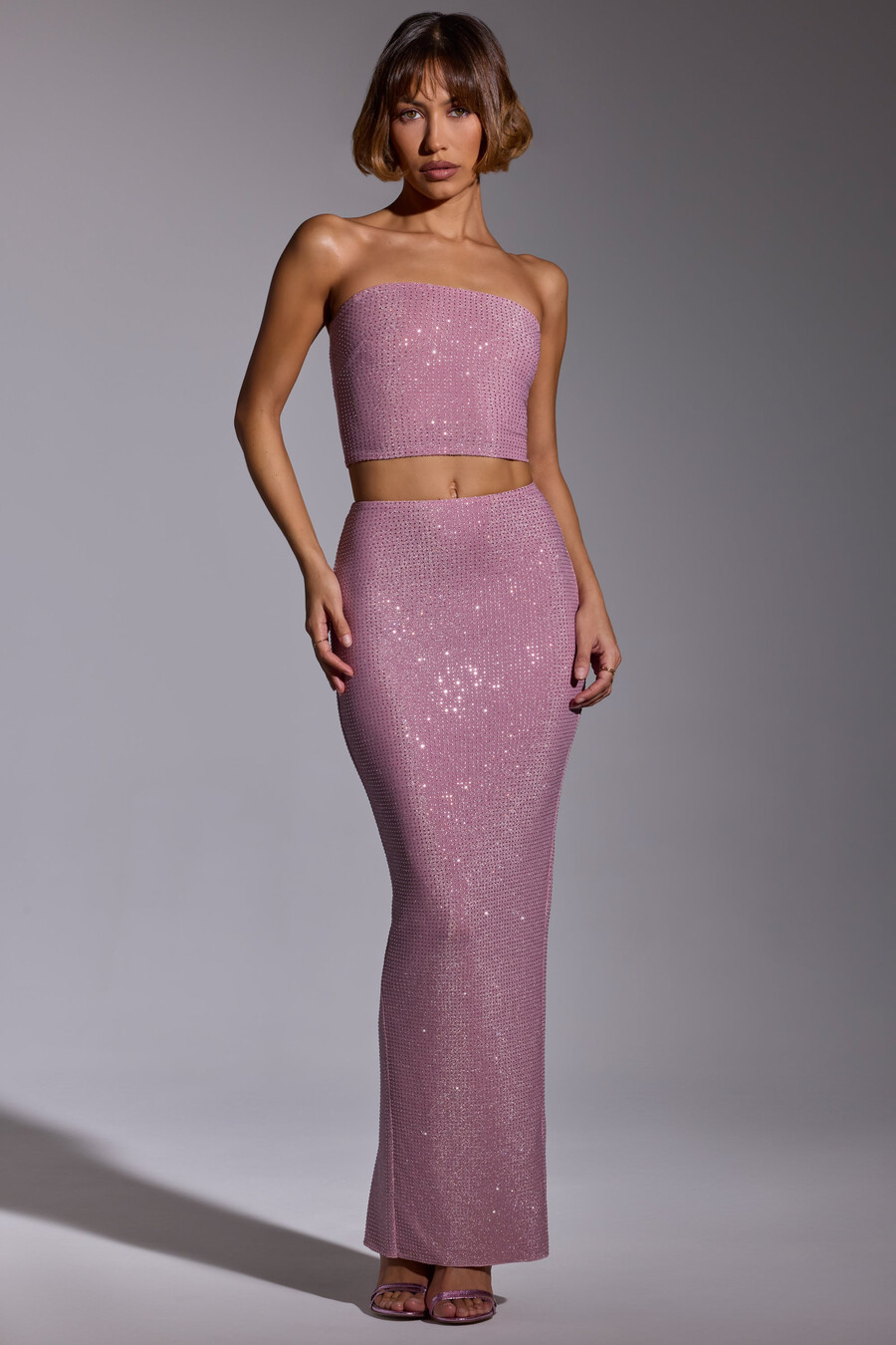 vestido midi bordado com saia em rosa claro