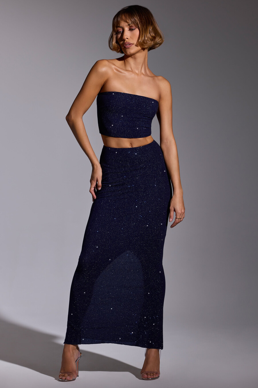 vestido midi bordado na cor azul índigo real.