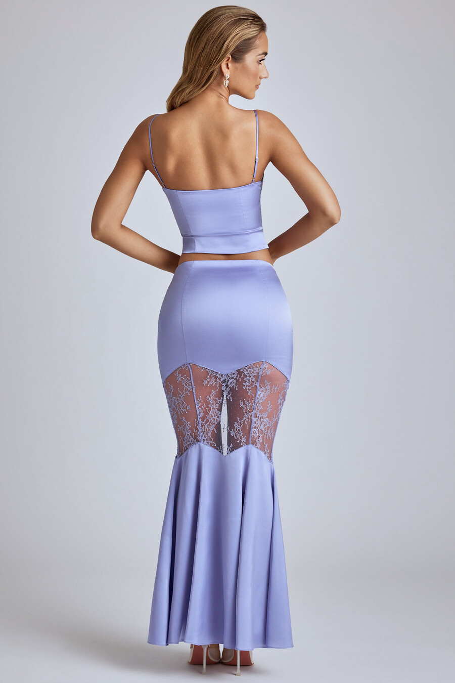 vestido com saia sereia e painel de renda em tons de azul lavanda.