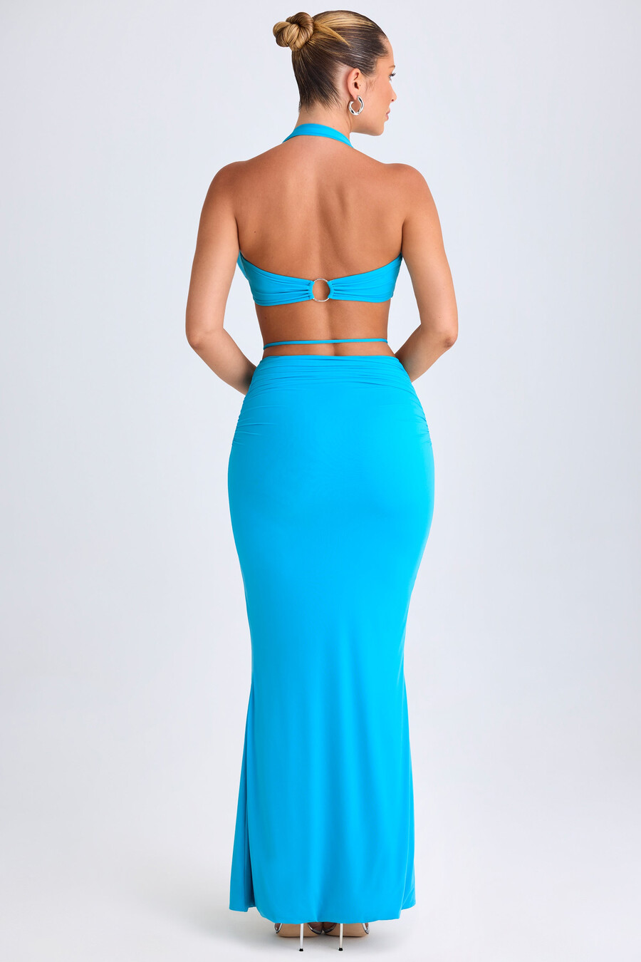 saia longa midi com detalhes em metal na cor azul-turquesa
