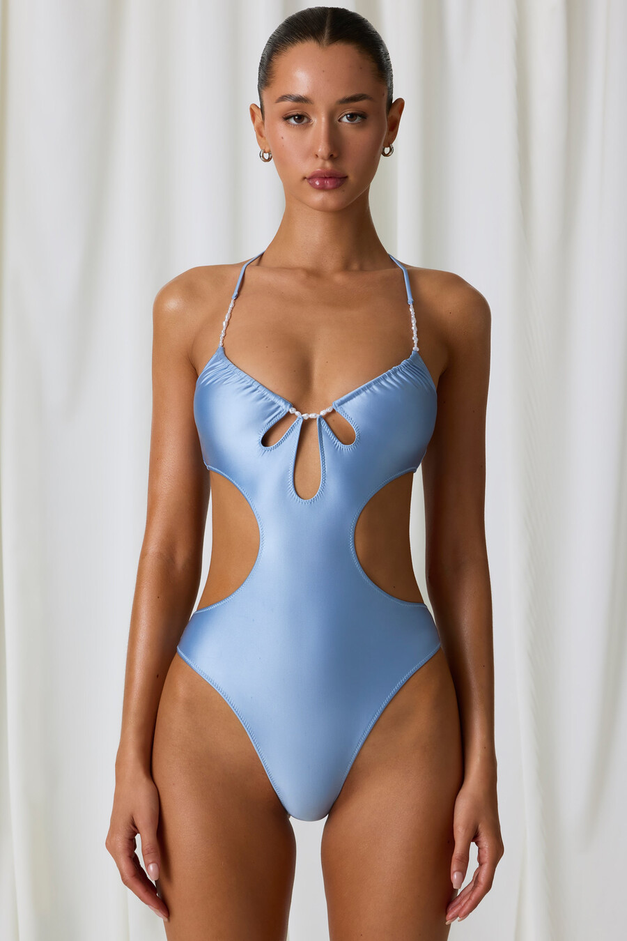 maiô com decote halter e recortes com detalhes em pérola na cor azul celeste