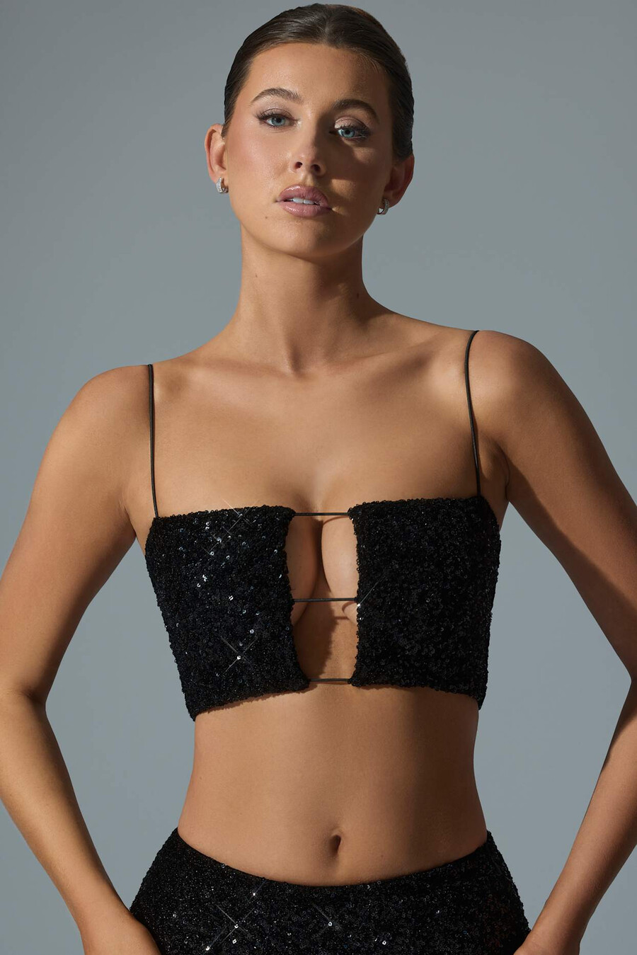 top cropped preto com recortes e aplicações.