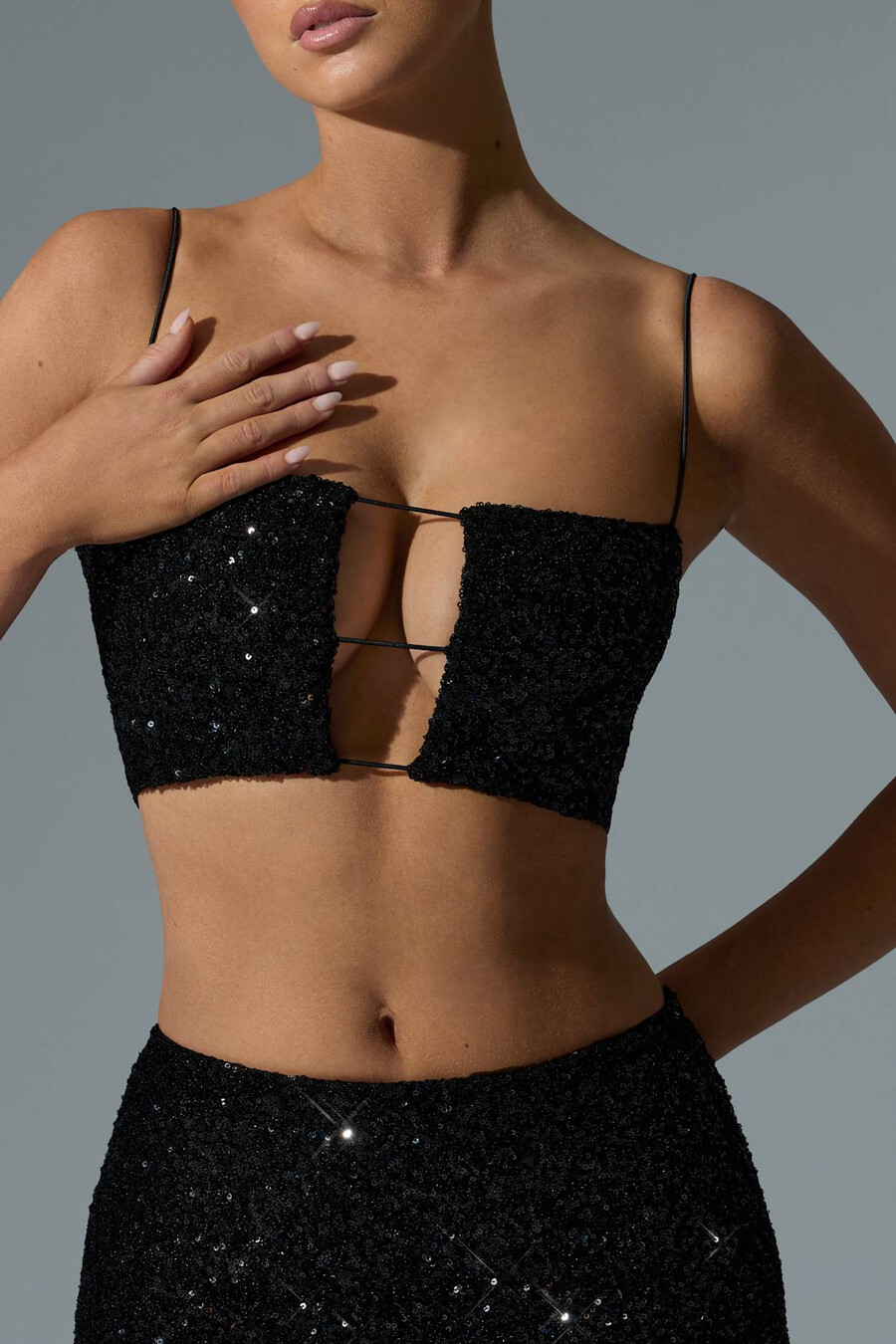 top cropped preto com recortes e aplicações.