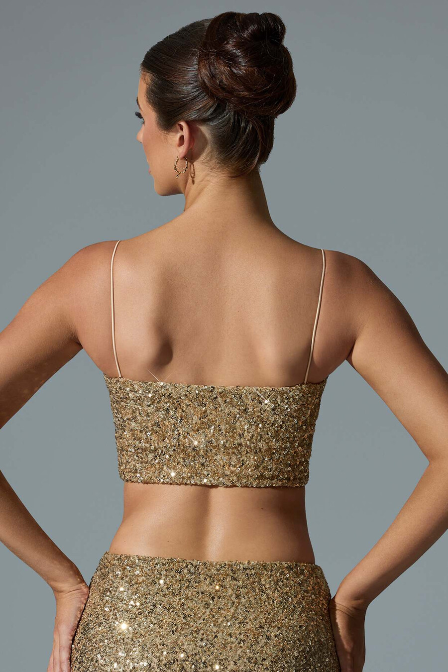 top cropped com recortes e aplicações douradas