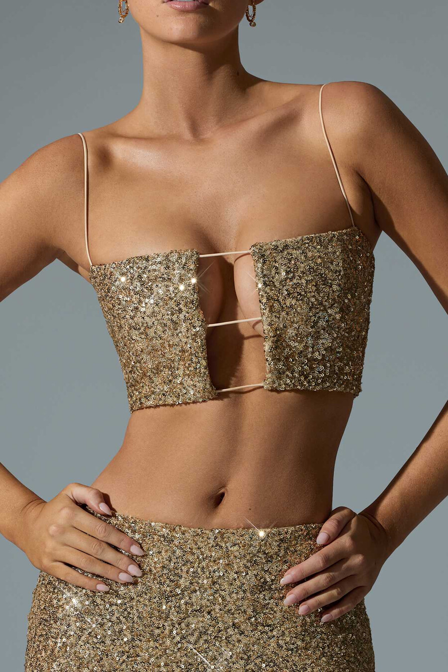 top cropped com recortes e aplicações douradas